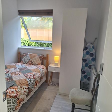 Budget Single Room Only For One Adult - Shared Flat Northolt  Bagian luar foto