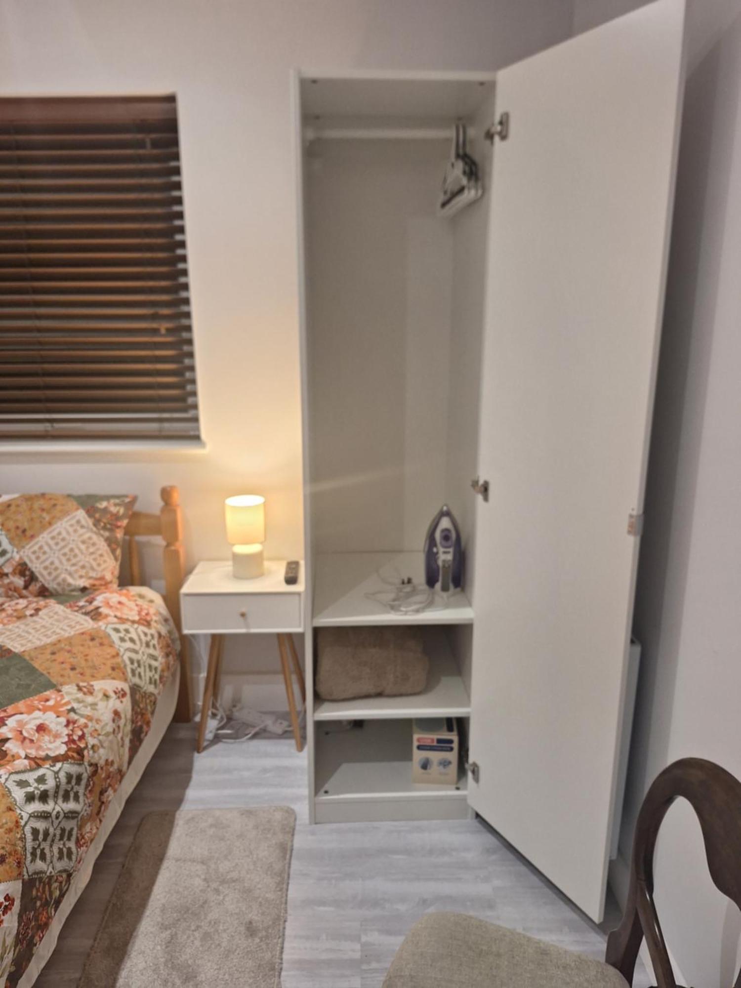 Budget Single Room Only For One Adult - Shared Flat Northolt  Bagian luar foto