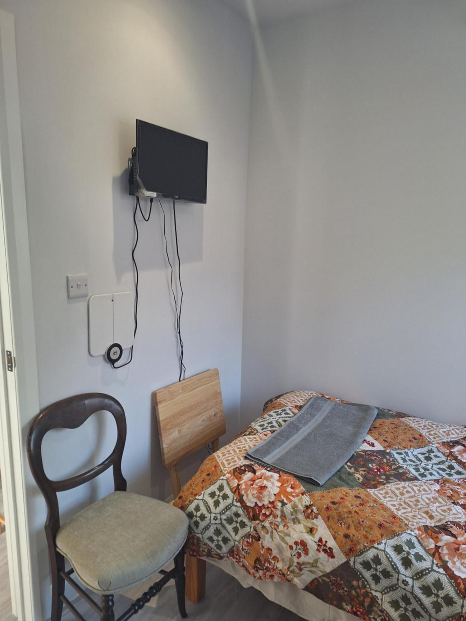 Budget Single Room Only For One Adult - Shared Flat Northolt  Bagian luar foto