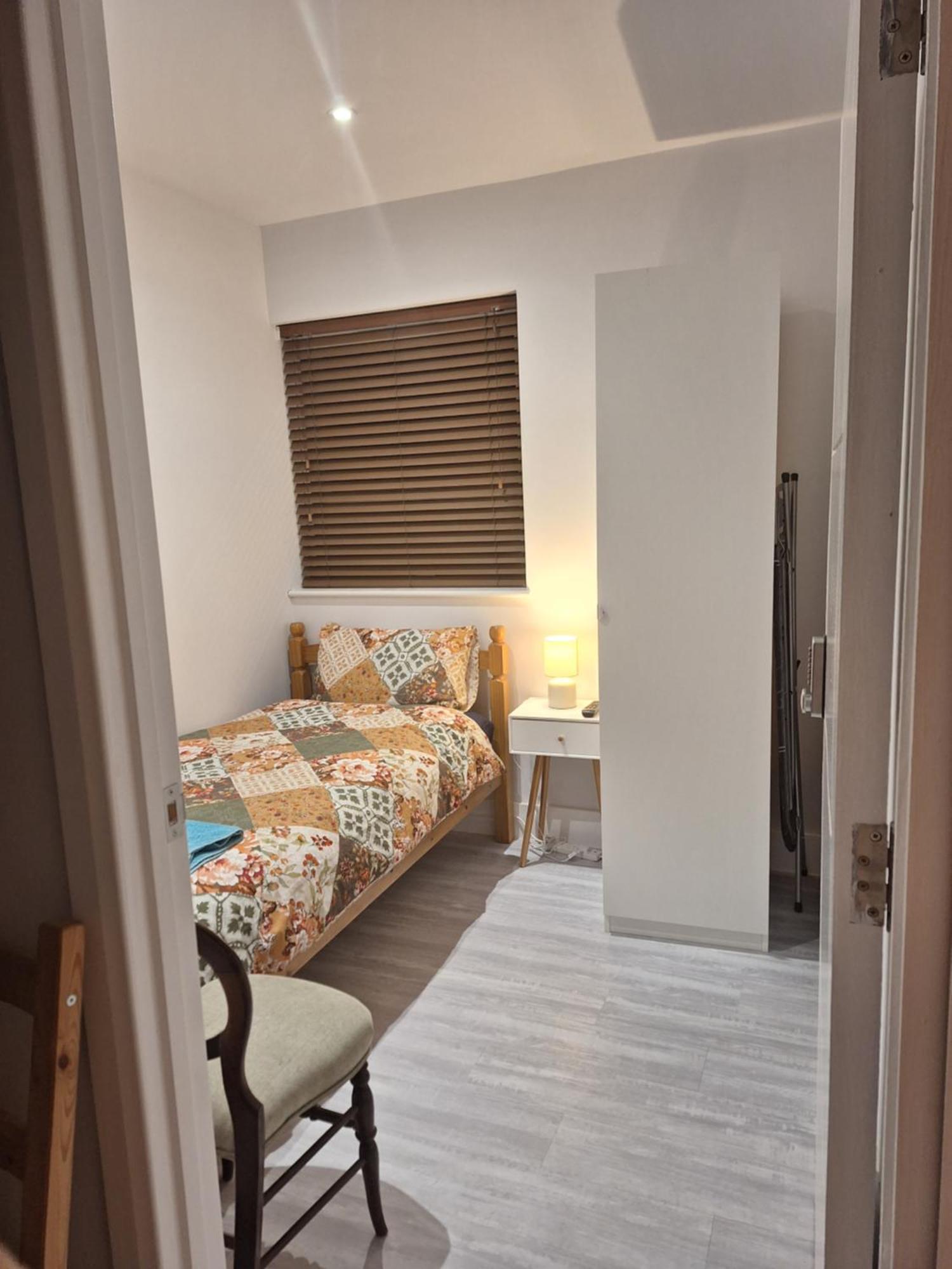 Budget Single Room Only For One Adult - Shared Flat Northolt  Bagian luar foto