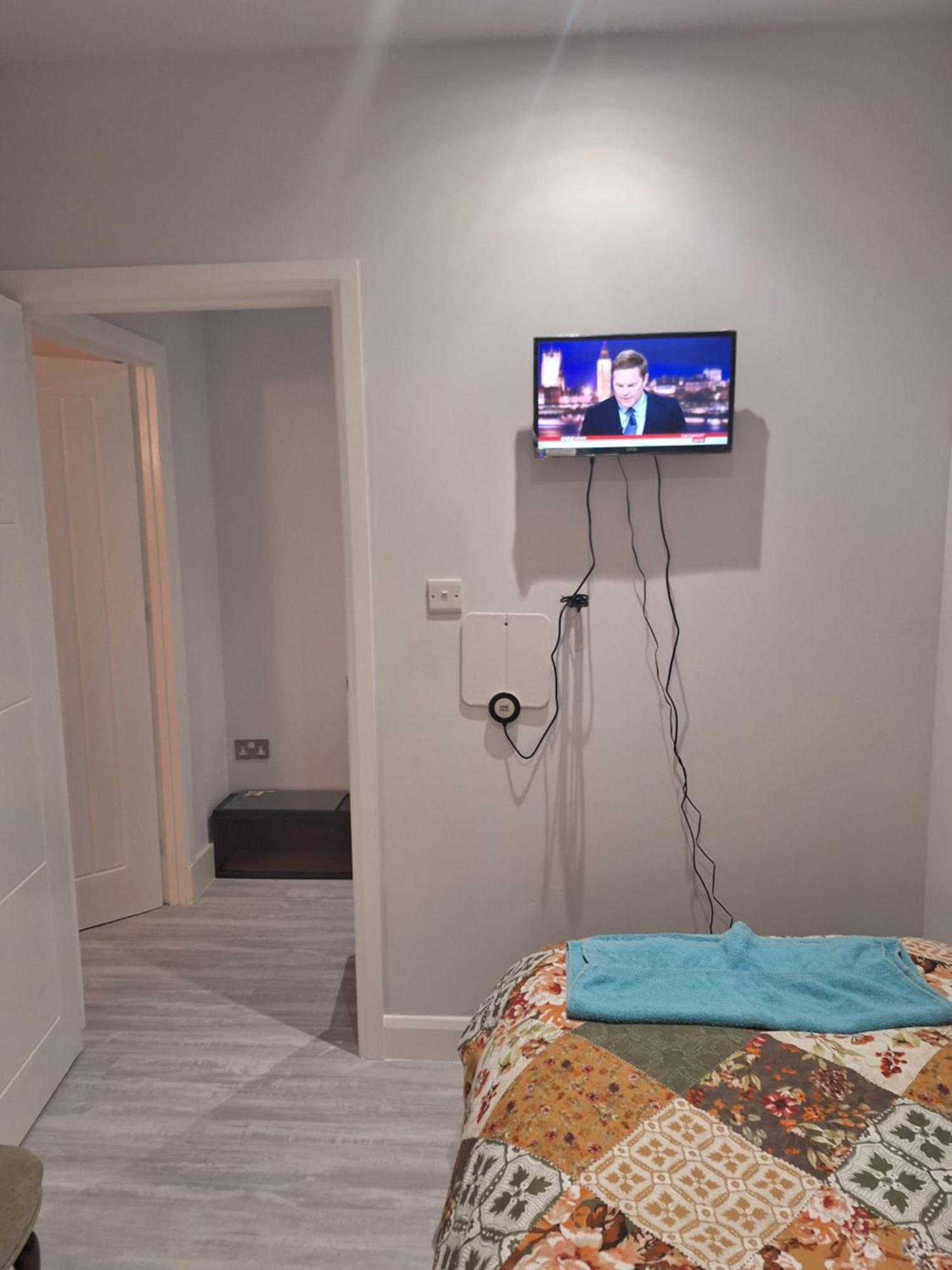 Budget Single Room Only For One Adult - Shared Flat Northolt  Bagian luar foto
