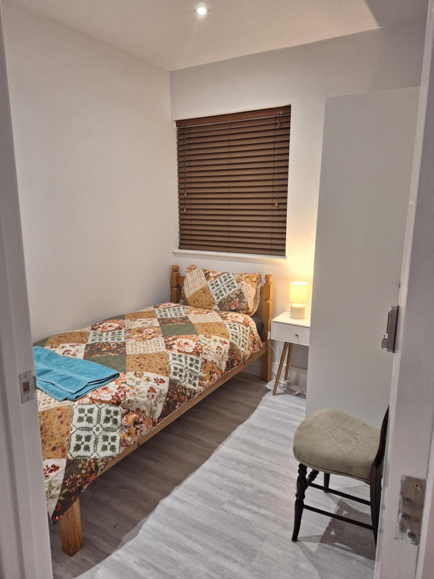 Budget Single Room Only For One Adult - Shared Flat Northolt  Bagian luar foto
